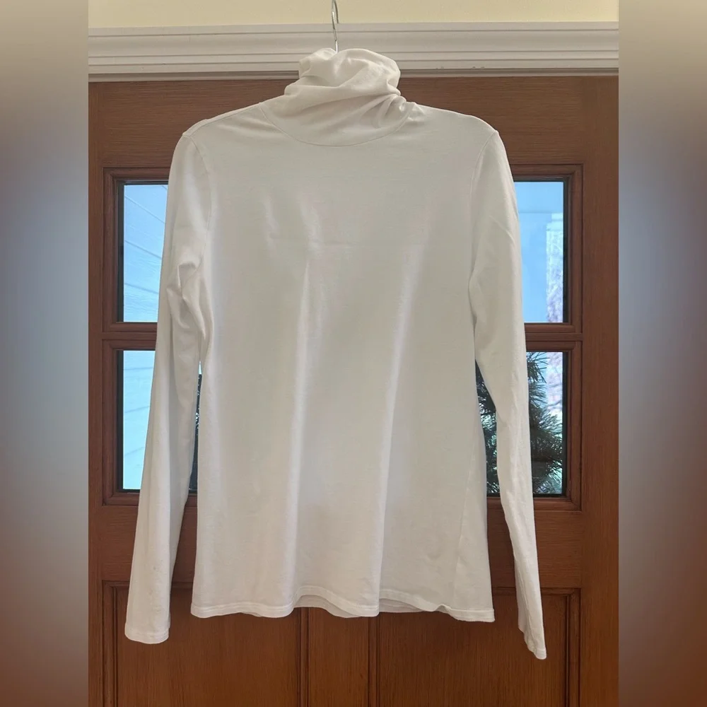 Peruvian connection, white cotton turtleneck.